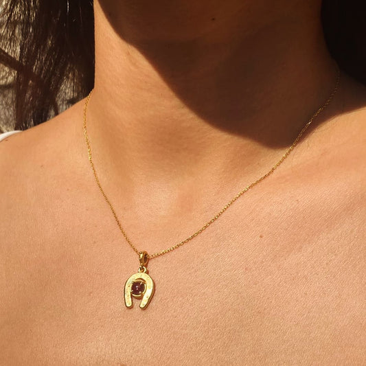 Pembe Turmalin Taşlı Altın At Nalı Kolye-Minimal Tasarım