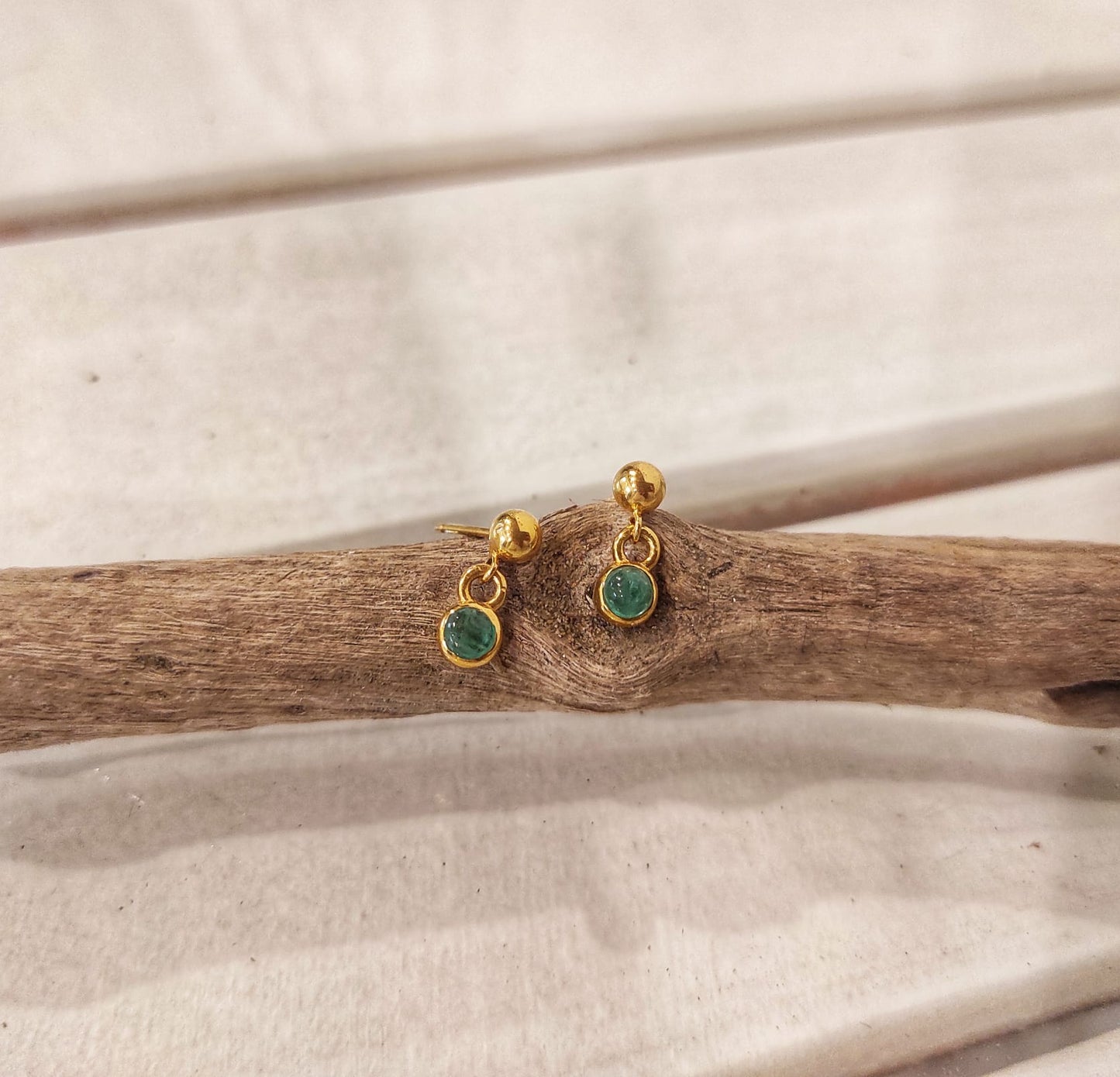 Mini Sallantılı Zümrüt Taşlı Altın Küpe