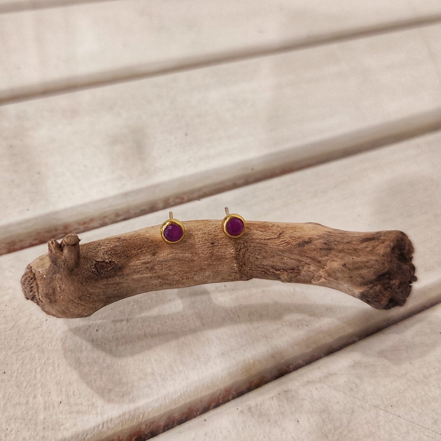 Yakut Taşlı Altın Küpe