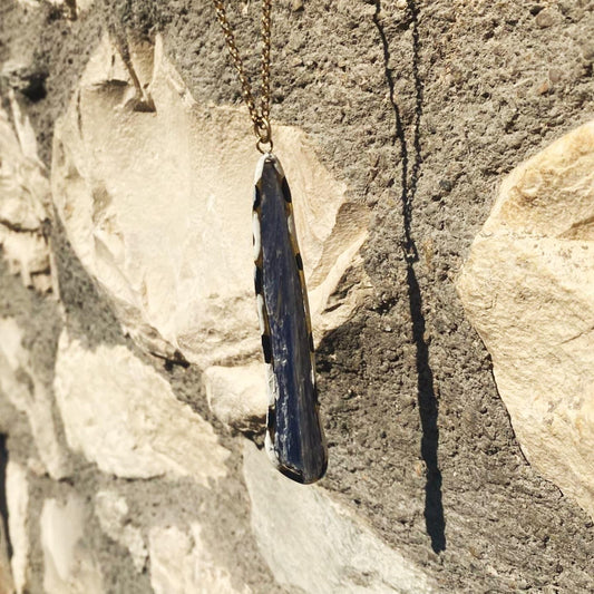 Kyanit Taşlı Uzun Avangart Kolye