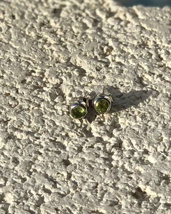 Peridot Taşlı Gümüş Tek Taş Küpe