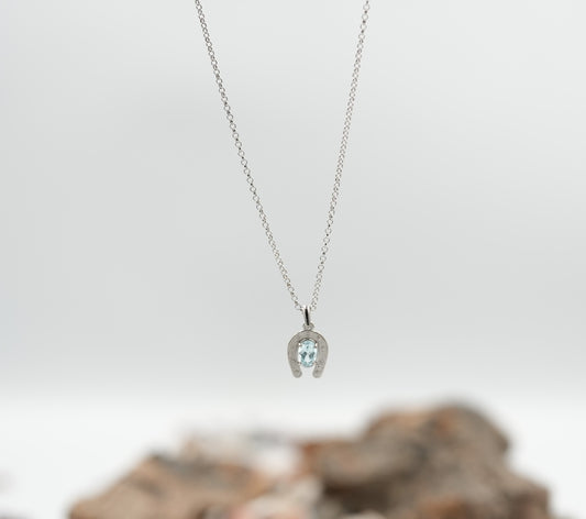 Gök Mavi Topaz Taşlı Gümüş At Nalı Kolye - Minimal Tasarım