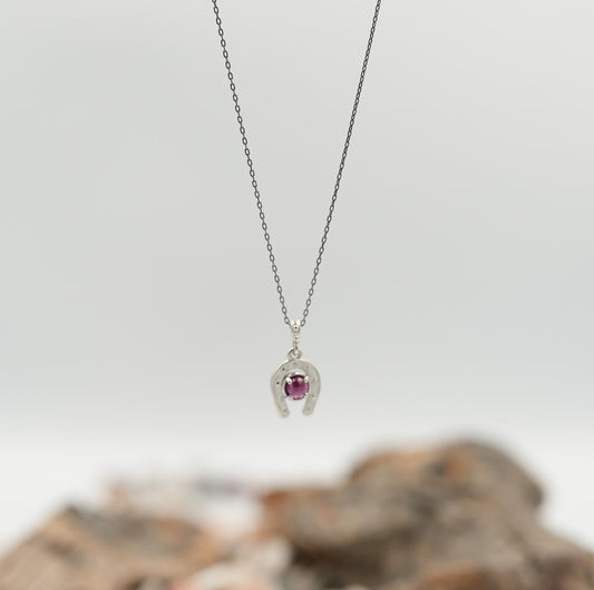 Pembe Turmalin Taşlı Gümüş At Nalı Kolye-Minimal Tasarım