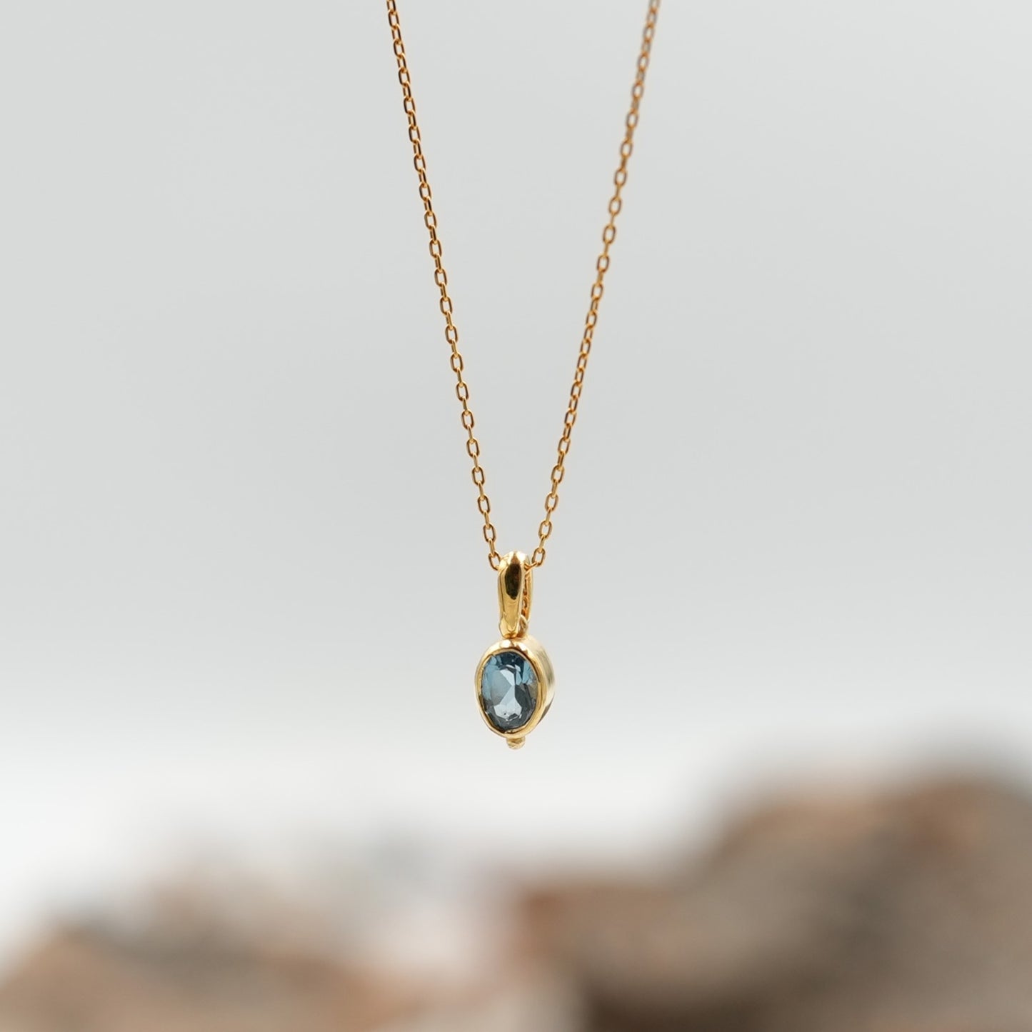 Swiss Topaz Minimalist Kolye