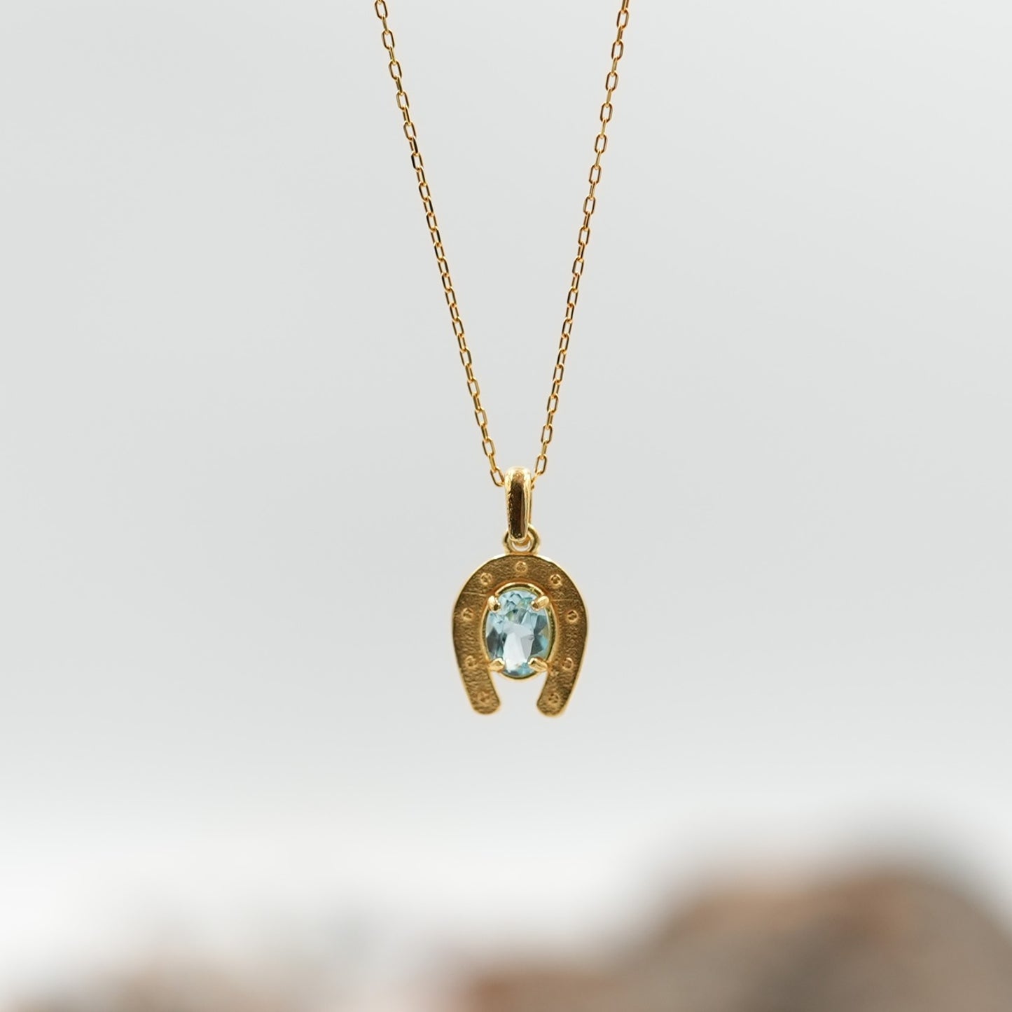 Gök Mavi Topaz Altın At Nalı Kolye