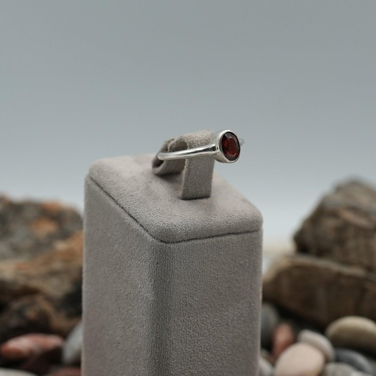 Granat Taşlı Minimalist Gümüş Yüzük