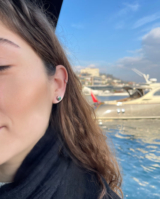 Zümrüt Taşlı Gümüş Küpe