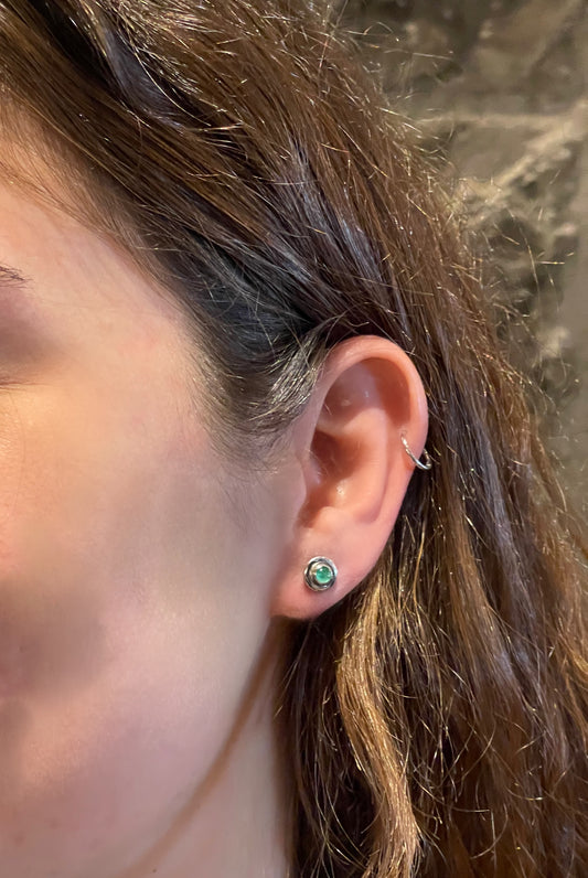 Zümrüt Taşlı Gümüş Küpe