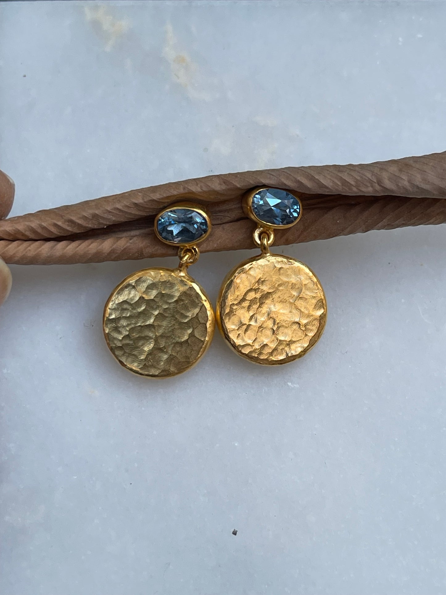 Otantik Dövme 24 Altın Topaz Taşlı Küpe