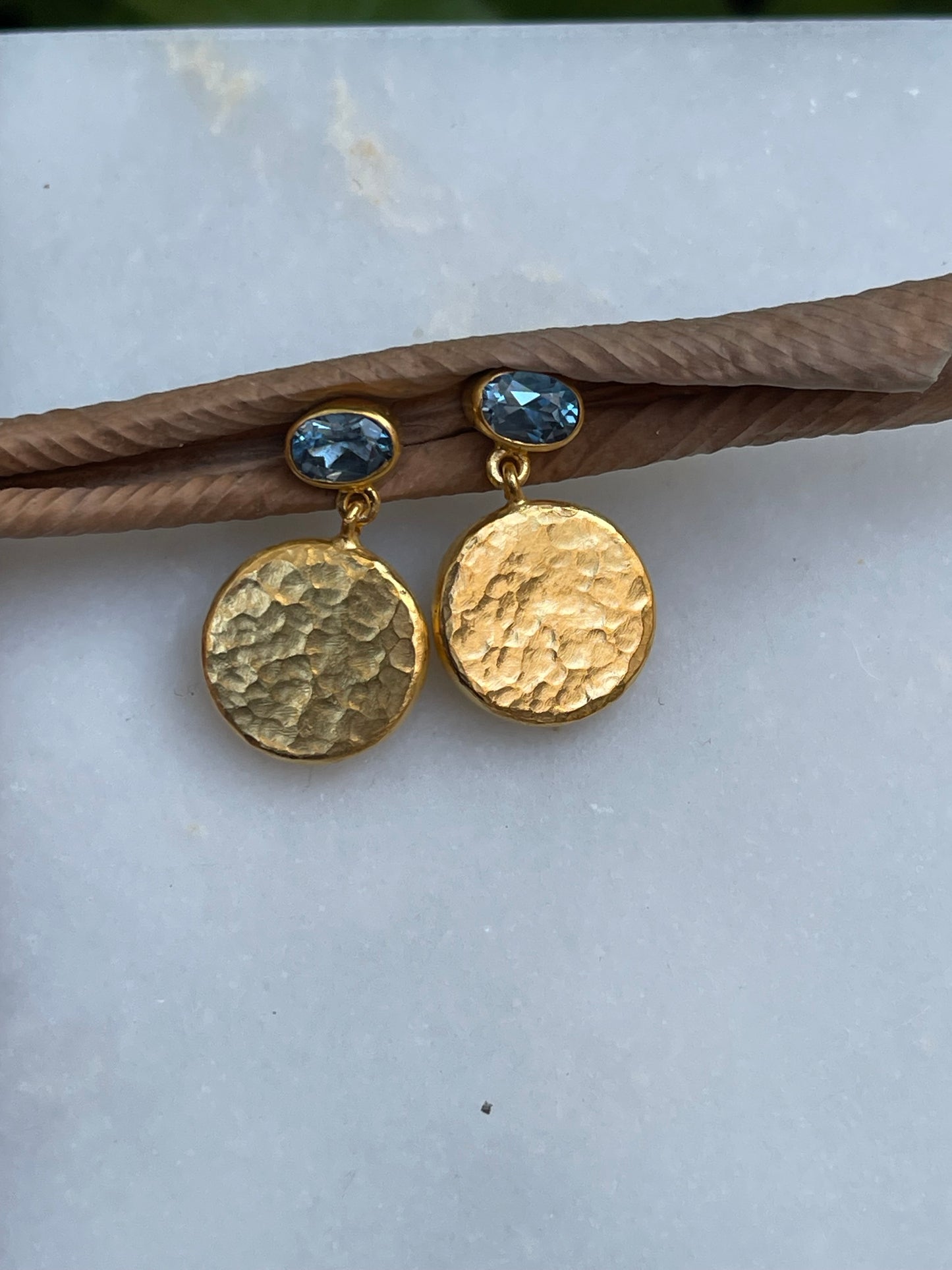 Otantik Dövme 24 Altın Topaz Taşlı Küpe