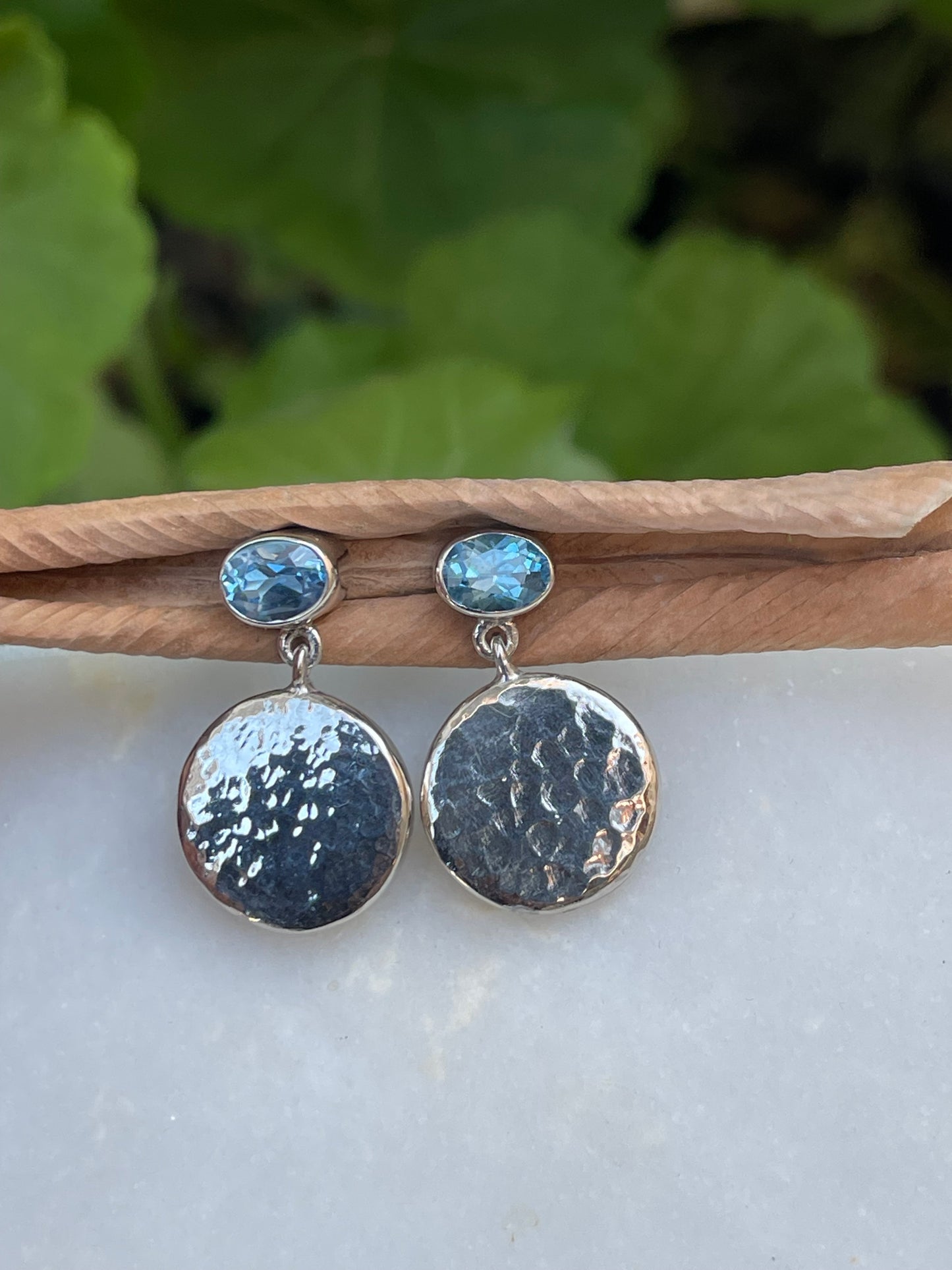 Otantik Dövme Gümüş Topaz Taşlı Küpe