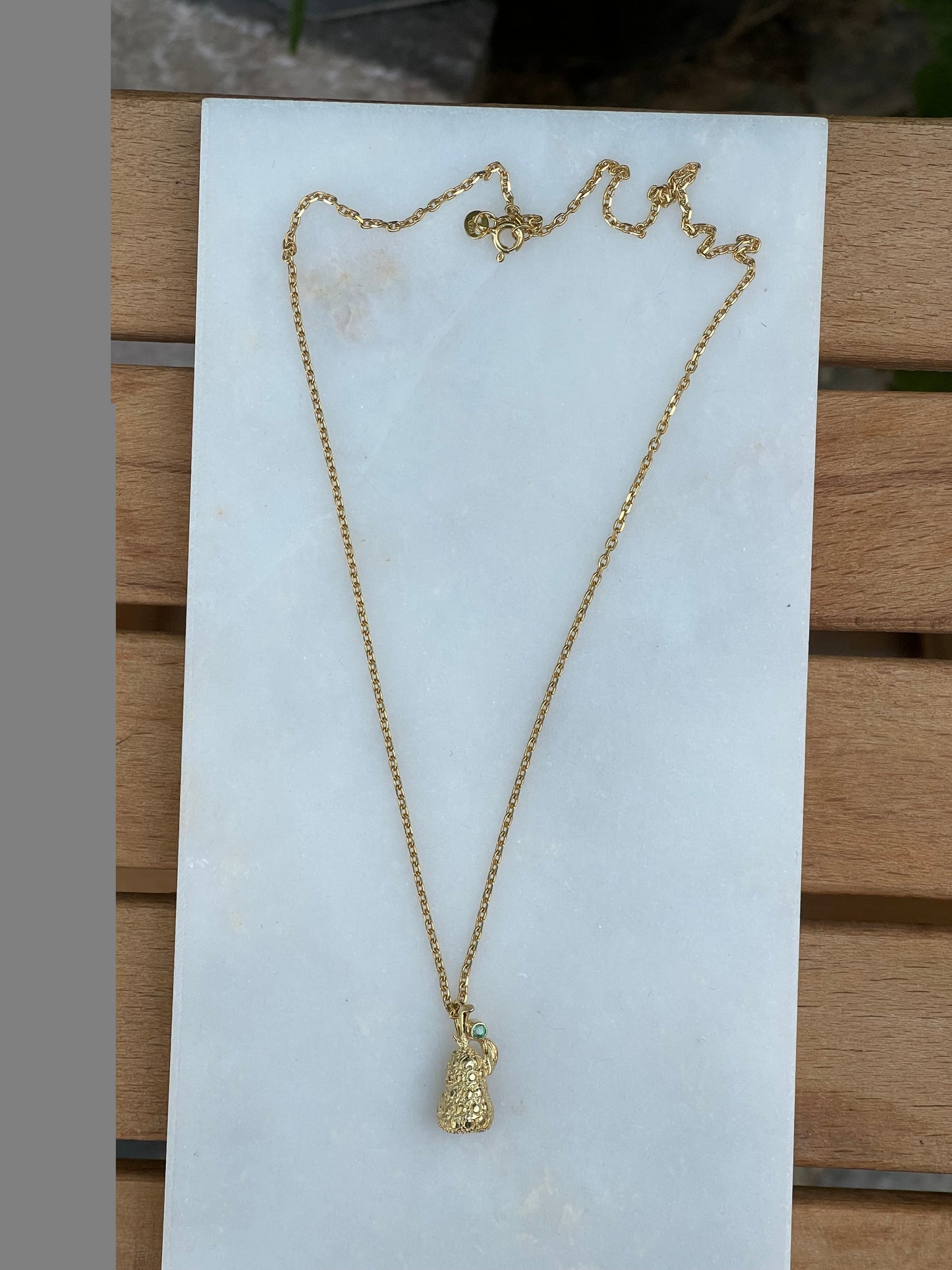 Zümrüt taşlı altın Armut figür Vintage Kolye