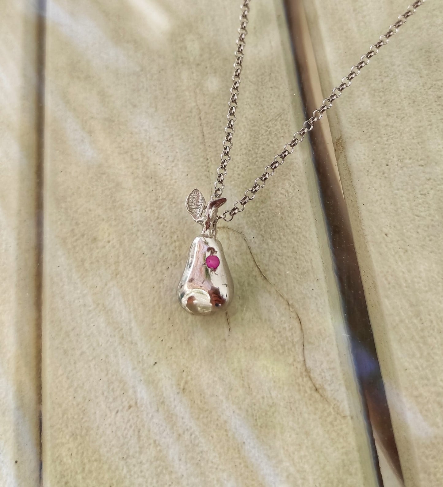 Yakut Taşlı Minimal Vintage Armut figürü Kolye
