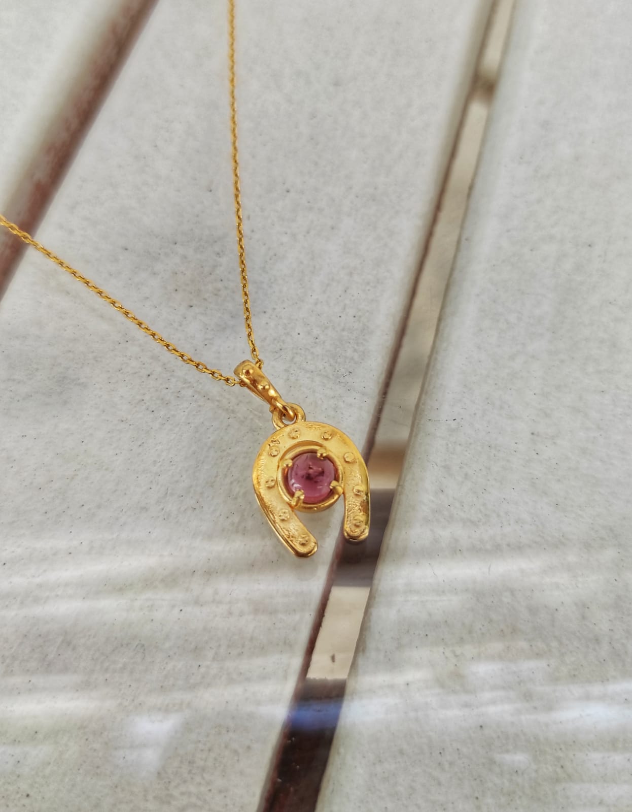 Pembe Turmalin Taşlı Altın At Nalı Kolye-Minimal Tasarım