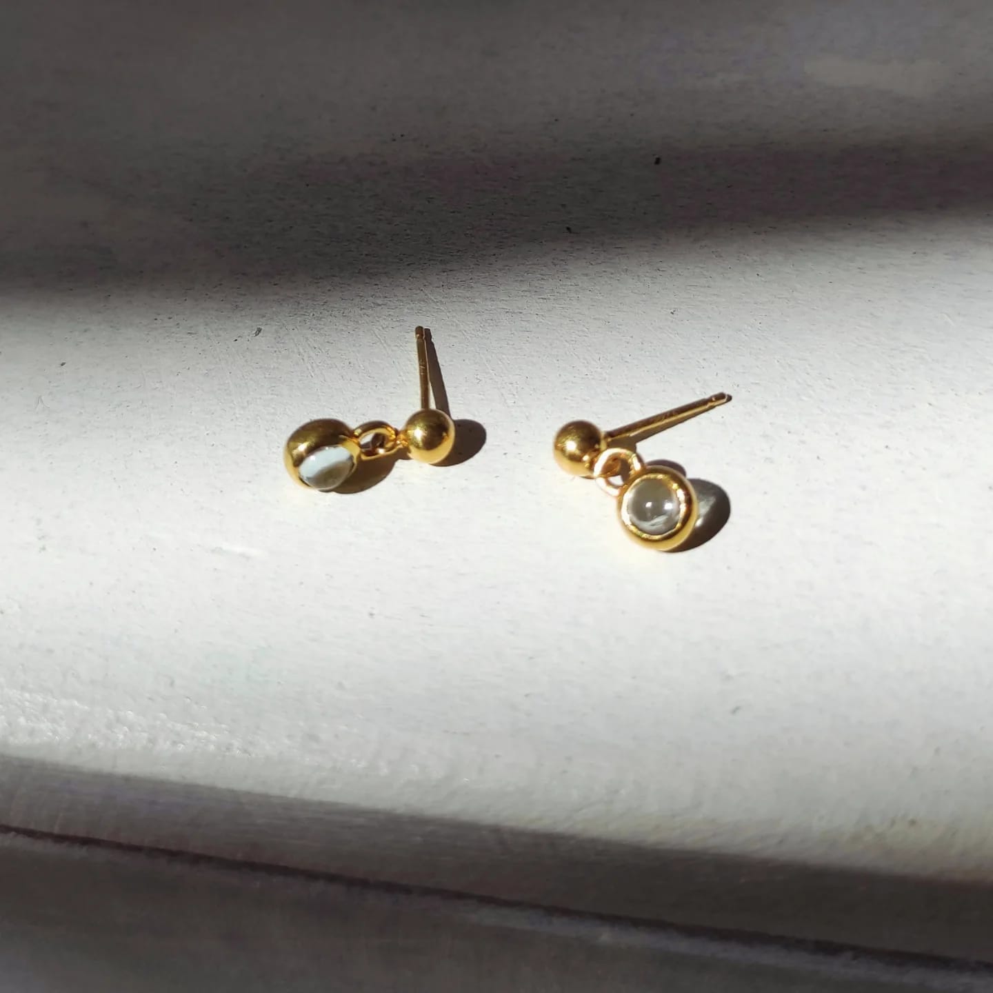 Mini Sallantılı Mavi Topaz Taşlı Altın Küpe