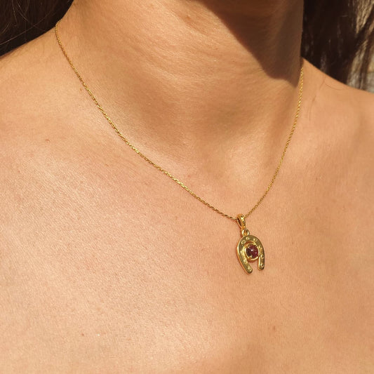 Pembe Turmalin Taşlı Altın At Nalı Kolye-Minimal Tasarım