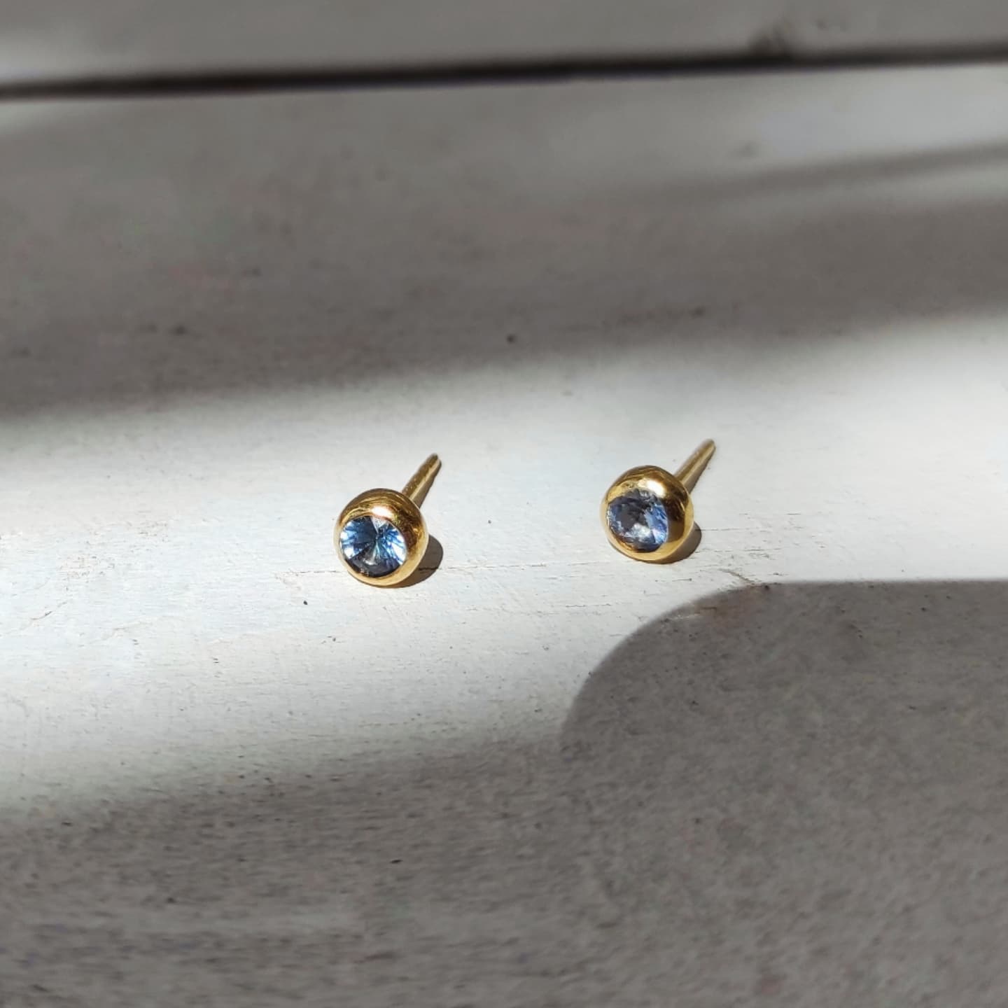 Topaz Altın Minimal Küpe