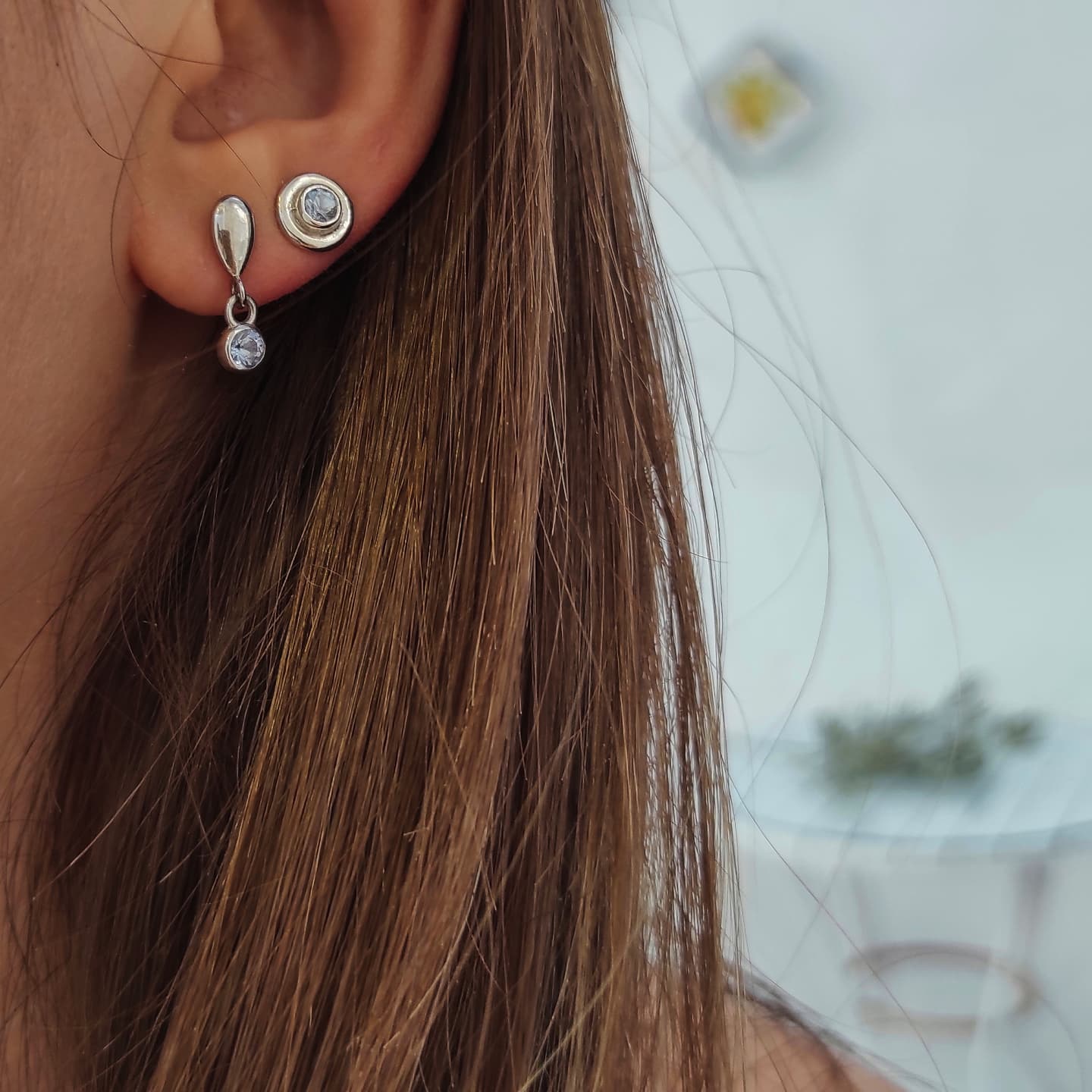 Mini Sallantılı Mavi Topaz Taşlı Gümüş Küpe