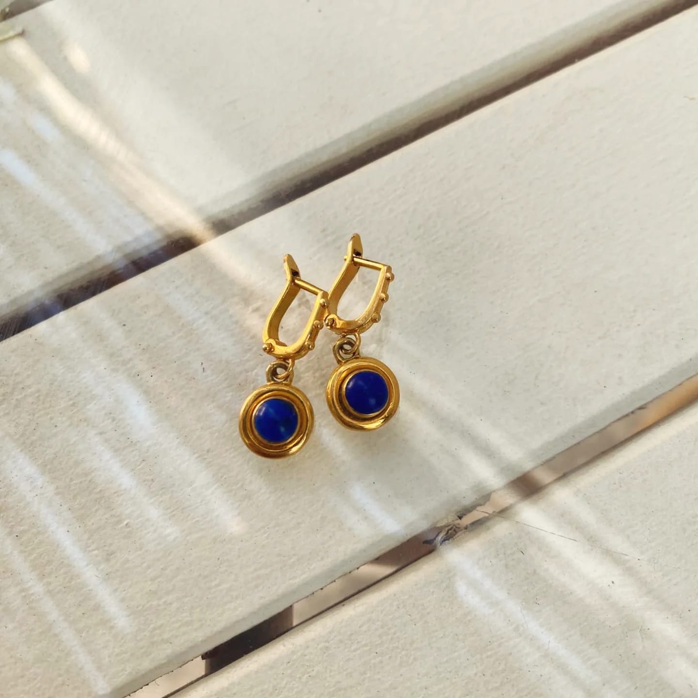 Sallantılı Lapis Taşlı Altın Küpe