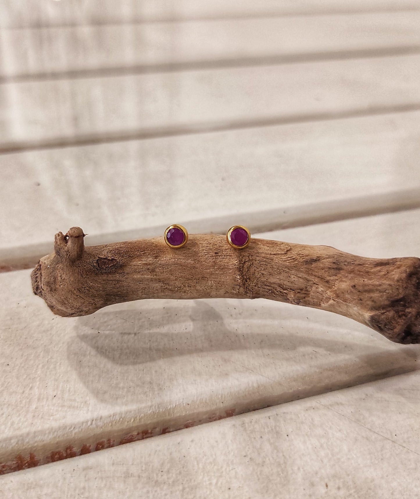 Yakut Taşlı Altın Küpe