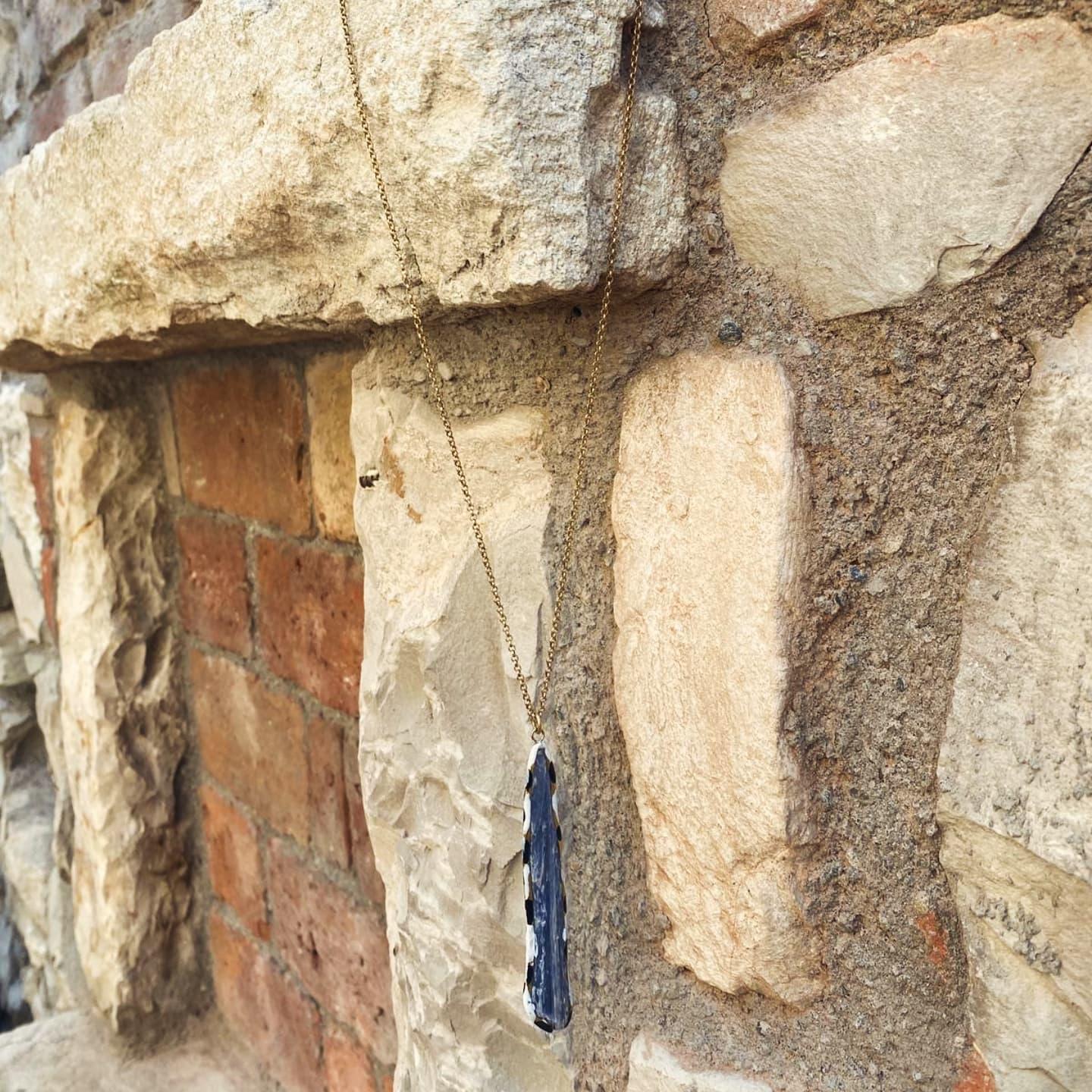 Kyanit Taşlı Uzun Avangart Kolye