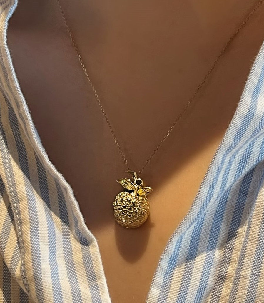 Zümrüt taşlı altın Elma figür vintage kolye