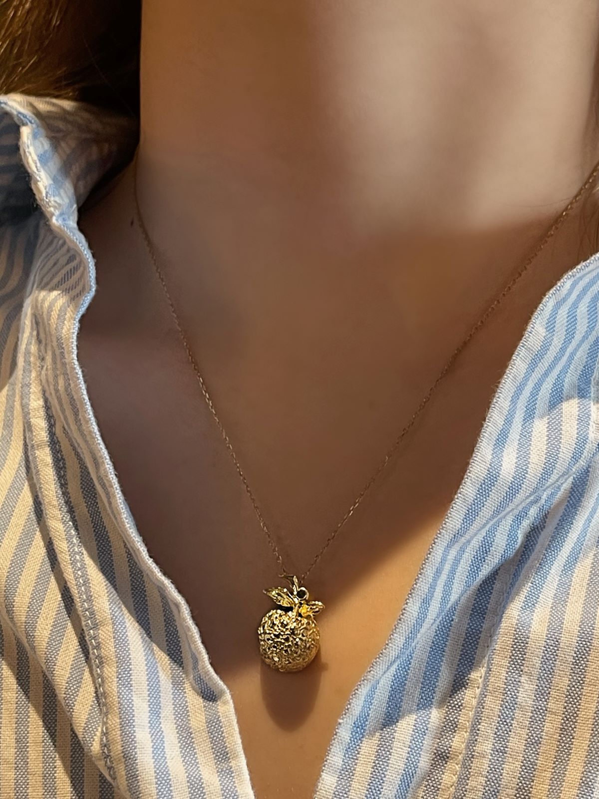 Zümrüt taşlı altın Elma figür vintage kolye